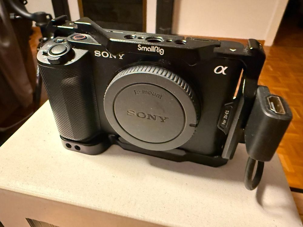 Sony Videocamere: Sony ZV-E1 + FE 28-60mm + Cage SmallRig – Usato da Lausanne venduto da Rb2019
