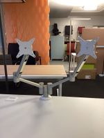 Monitorschwenkarm mit Tischklemme