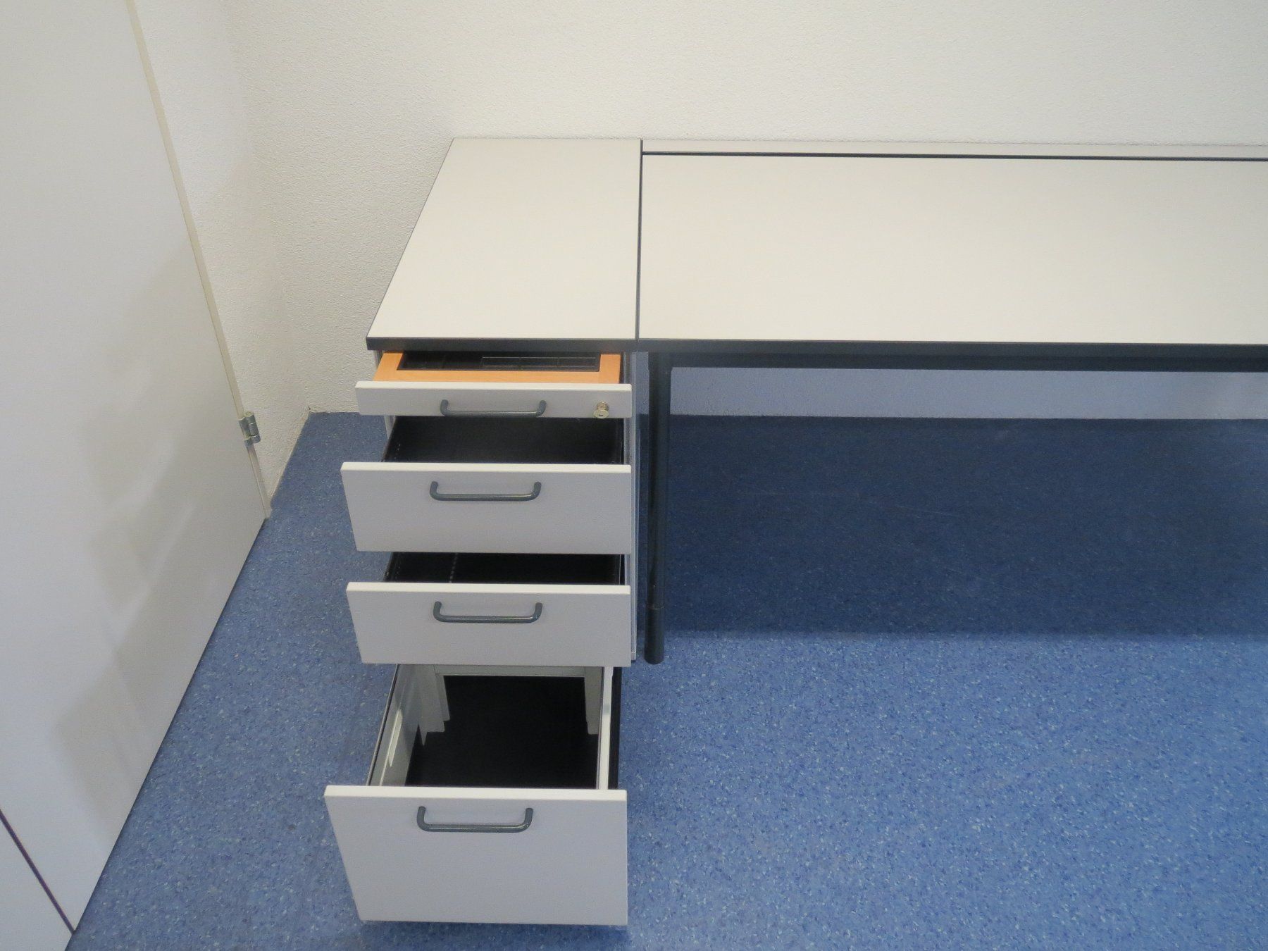 Scrivanie: Zimmerli Bürotisch mit Korpus – Usato da Müllheim Dorf venduto da Buero_moebel8555 2
