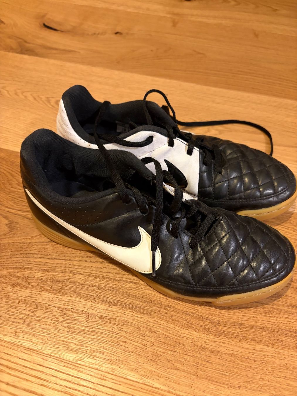 Nike Scarpe per ragazzi: NIKE HALLENTURNSCHUHE 37.5 – Usato da Wattwil venduto da jopara