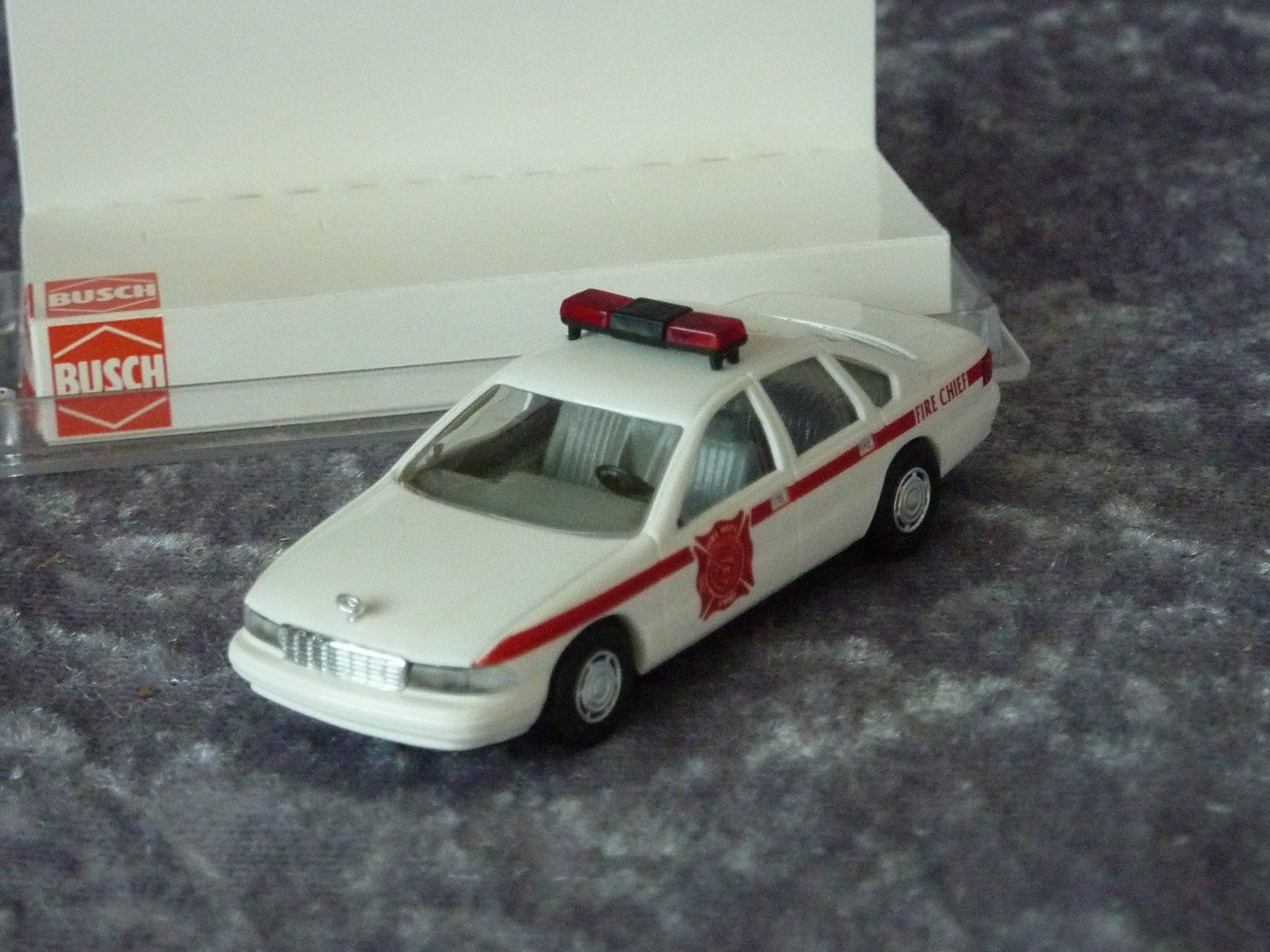Busch Modellini d'auto: Chevrolet Caprice Fire Chief  1:87 – Nuovo e nell'imballaggio originale da Dürrenäsch venduto da Cobra1ch