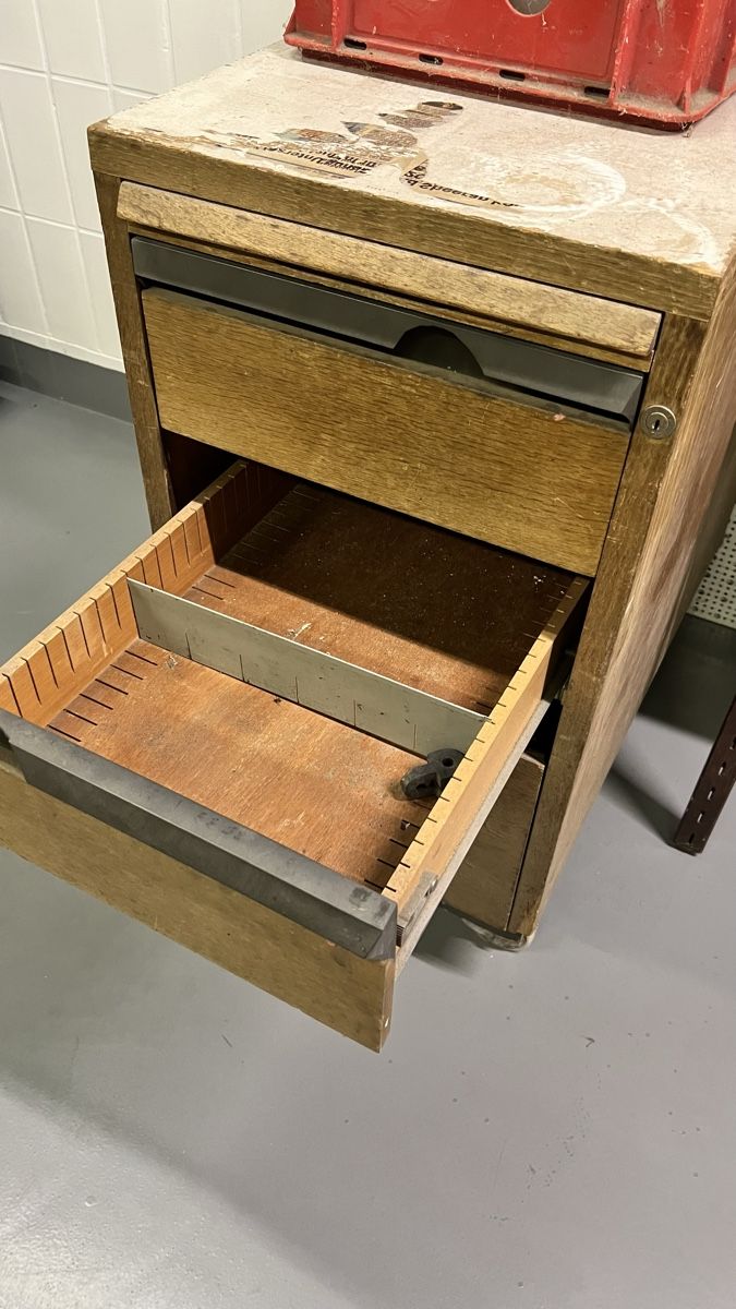Armoires: Holz Korpus mit 3 Schubladen – Défectueux à Schmerikon par Kneisel 1