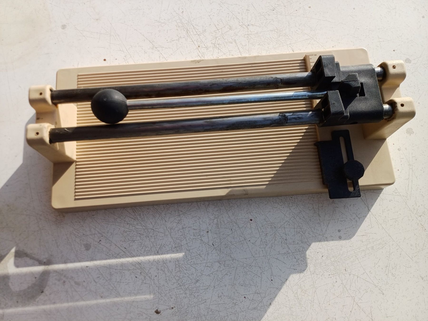 Tous les outils: Hand Fliesenschneideaparat Solingenen – D'occasion à Kloten par Juanita3