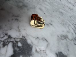 Broche vintage Christian Dior en métal doré, design géométri