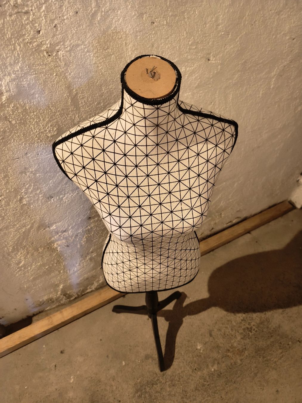 Puppen: Büste / Schneiderpuppe mit geometrischem Muster – Gebraucht aus Münchenbuchsee von v.gl 4