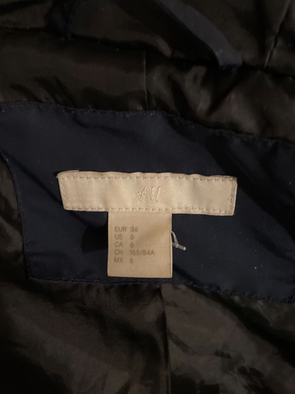H&M Vestes: Navyblaue H&M Daunenjacke tailliert Gr. 36 – D'occasion à Frasnacht par GracyStore 3