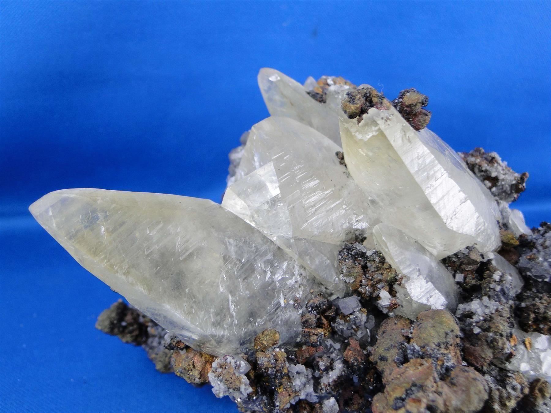 Minerali & Pietre curative: Calcit mit Chalkopyrit und Galena – Usato da Schinznach Bad venduto da Demerald 1