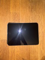 iPad 10. Generation (64 GB) inkl. schwarzer Hülle – neuwerti