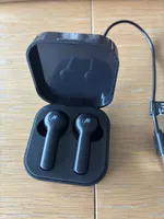 Kabellose Köpfhorer in Box mit Ladekabel 