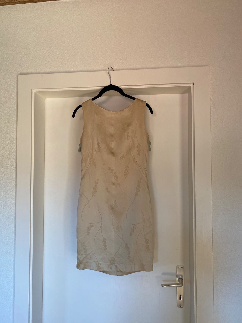 Kleider: Mini Robe satin crème – Gebraucht aus pont-la-ville von dia_tt5h