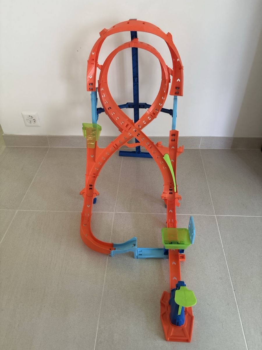 Spielzeuge: Hot Wheels Stunt Track Builder Set – Gebraucht aus Crans VD von DW99