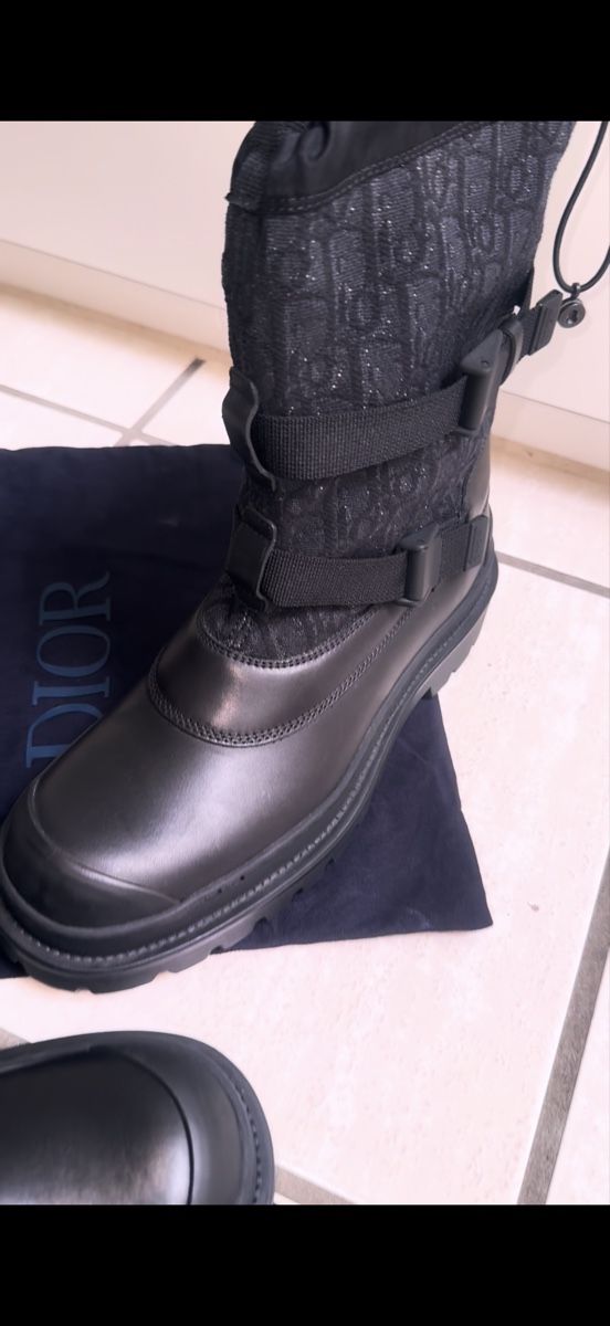 Dior Scarpe da uomo: Original Dior Explorer Boots Herren Schwarz Leder & Obli – Nuovo e nell'imballaggio originale da Binningen venduto da mik_2r9l 3