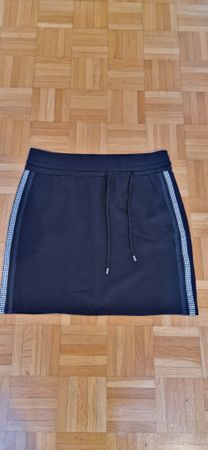 Schwarzer Minirock Gr. M mit sportlichen Details, Top!