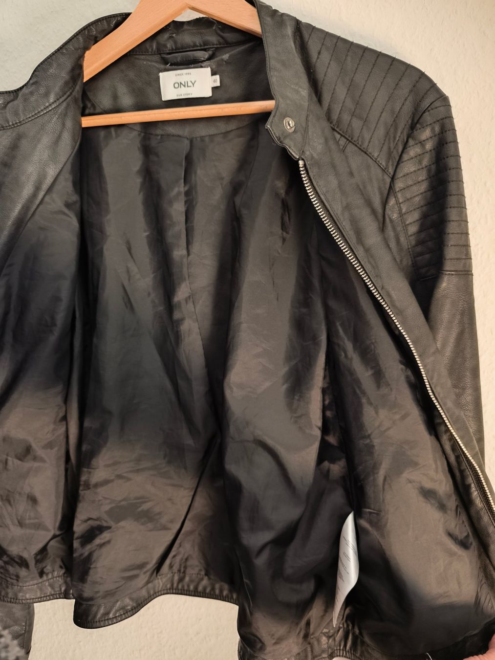 Only Jacken: Only, veste en simili cuir noire, taille 40 – Gebraucht aus Genève von lnicoGE 2