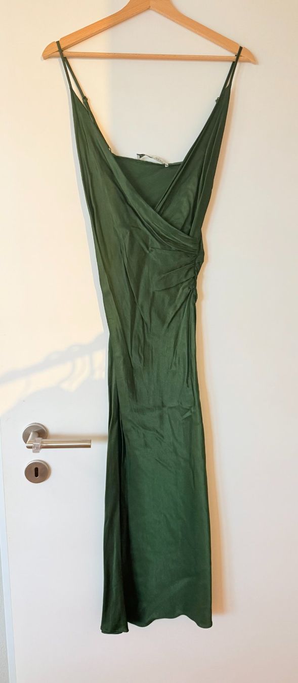 Zara Robes: Zara - Robe midi drapée satinée, vert forêt – D'occasion à St-Sulpice VD par rit_h8vk