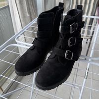 Stiefeletten schwarz mit Schnallen Grösse 40 Zustand neu