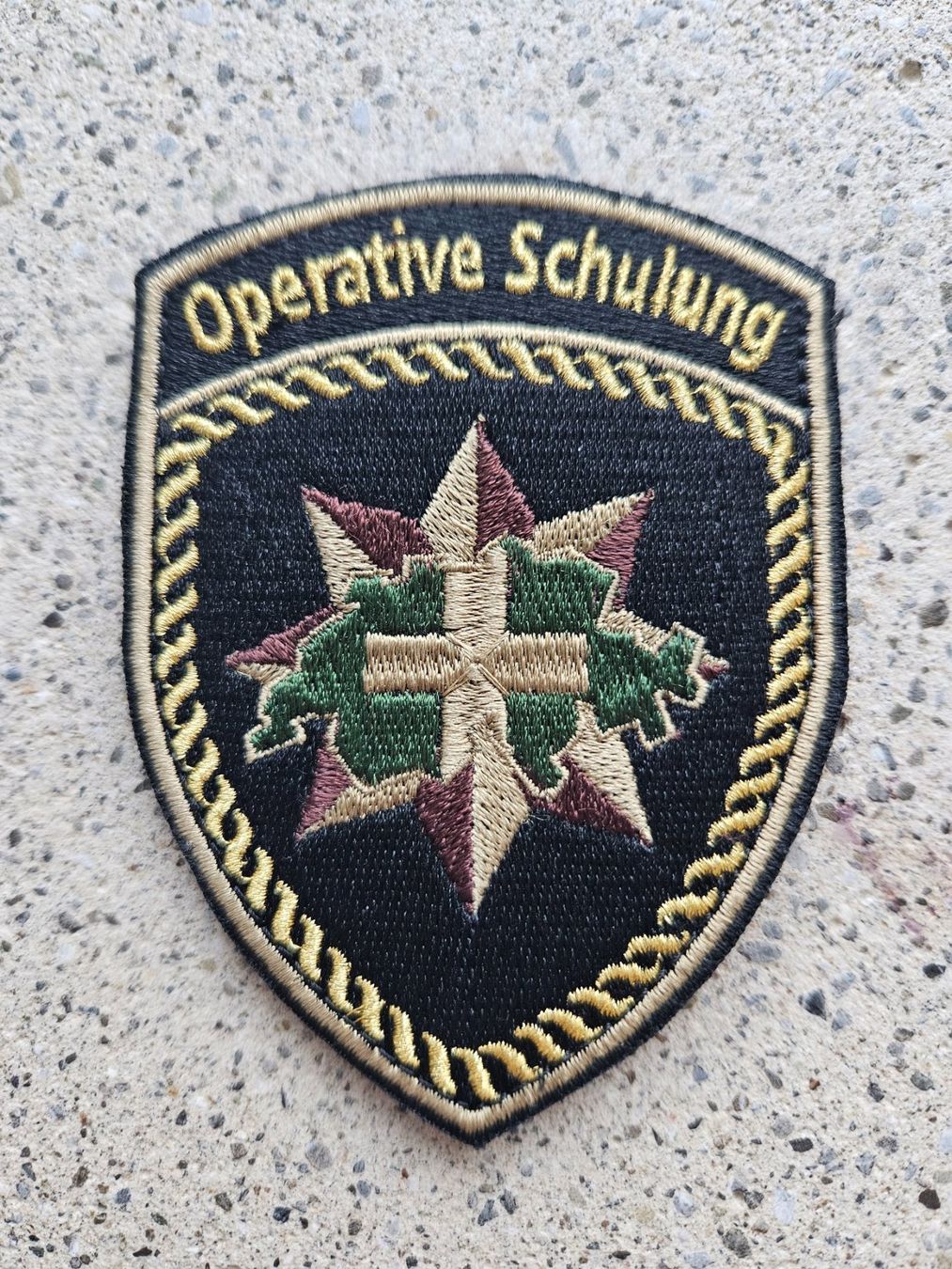Schweizer Armee Placchette & Badge: *** Badge Operative Schulung mit klett *** – Nuovo e nell'imballaggio originale da Riedholz venduto da fr_sIruP
