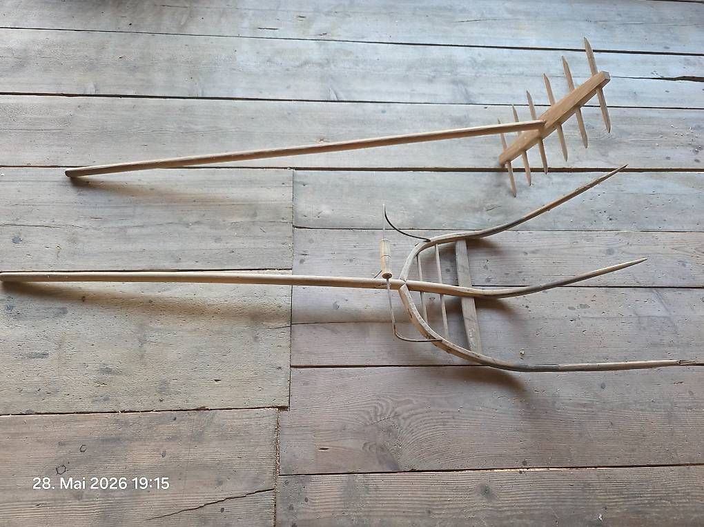 Alle Werkzeuge: Antiker Holzrechen und Heugabel – Gebraucht aus Buttisholz von foxi71