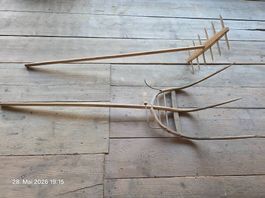 Antiker Holzrechen und Heugabel