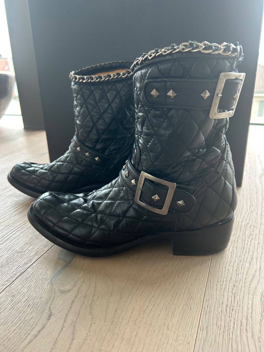 Scarpe da donna: Coole Biker Boots Schwarz mit Silberkette – Usato da Kilchberg ZH venduto da Anie. 1