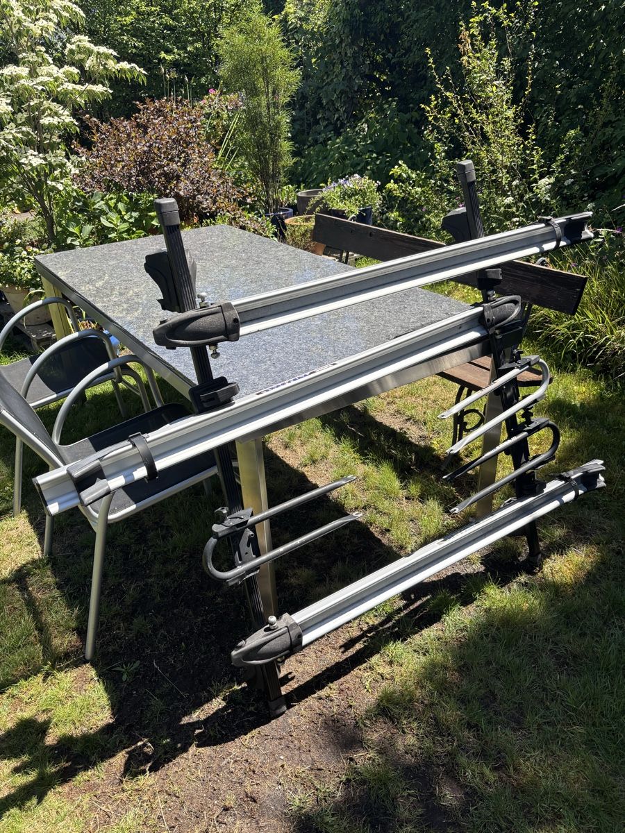 Thule Portapacchi: Thule Dachträger mit drei Thule Velo Trägerelementen – Usato da Wabern venduto da vou