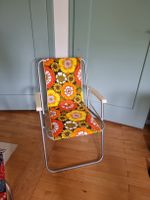 Retro Klappstuhl mit Blumenmuster, Sommerliche 70er Jahre 