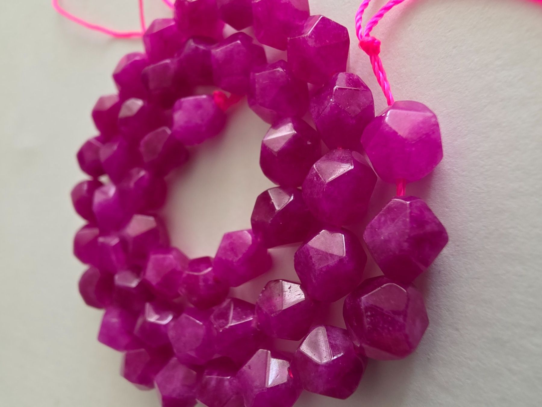 Minéraux & Lithothérapie: Turmalin rosa facettiert 6mm. Strang – Neuf avec emballage d'origine à Menziken par Mirager