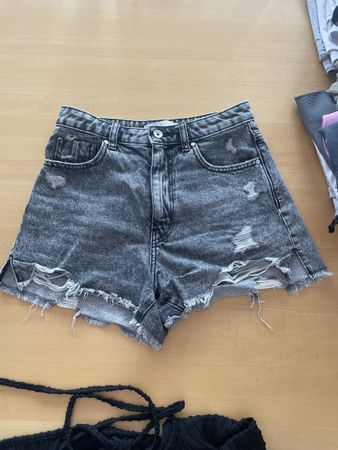 Short en jean gris foncé déchiré effiloché