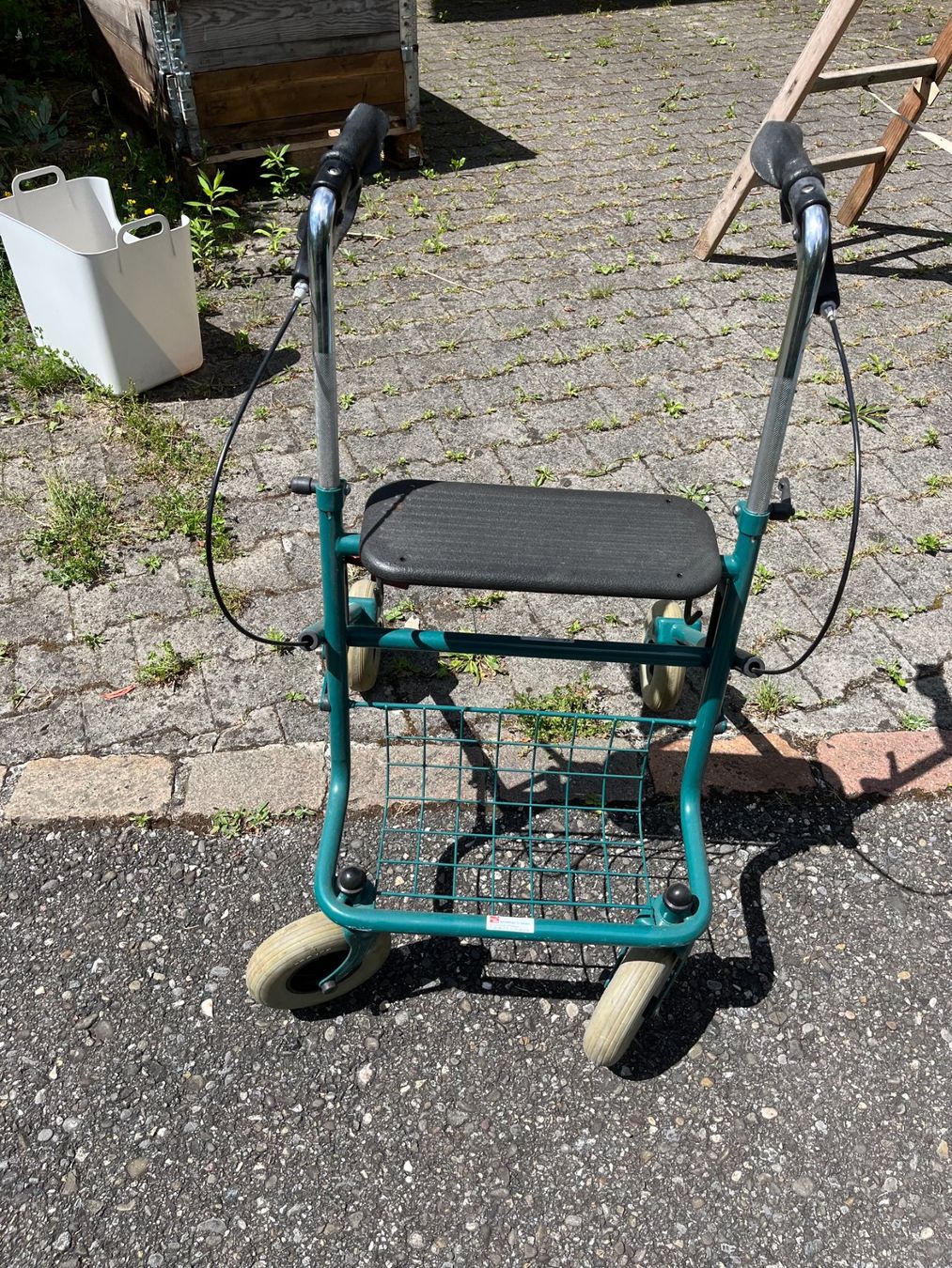 Ausili per la deambulazione: Rollator Gehhilfe mit Sitz & Korb – Usato da Leuggern venduto da Yzerman2 1