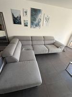Graues Sofa mit Ausfahrfunktion