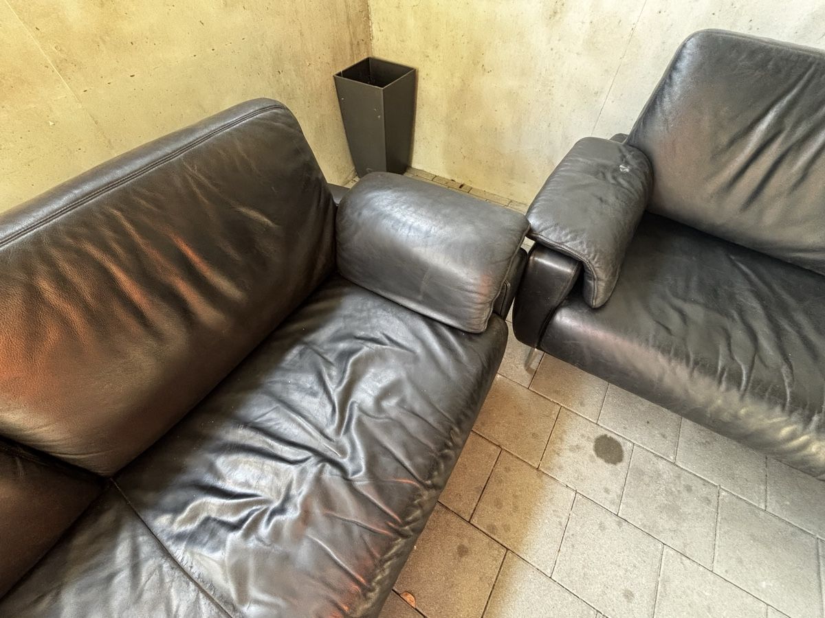 Sofas: Ledersofa 2-Sitzer schwarz – D'occasion à Lohn-Ammannsegg par Lancer98 2