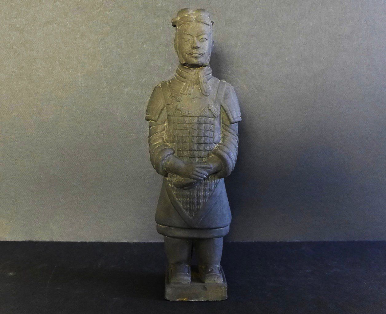 Statuette: China-Krieger aus Stein, 28 cm. – Usato da Chur venduto da Bombai01 2