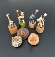 Lot von älteren Wackeltieren und Kreiseln aus Holz
