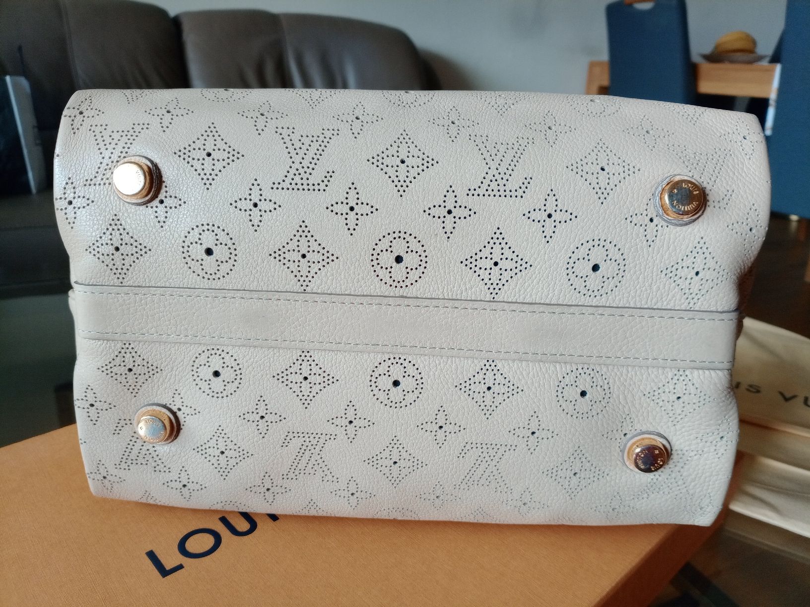 Louis Vuitton Taschen für Damen: Louis Vuitton . Mahina – Gebraucht aus Disentis-Muster von Bix03 3