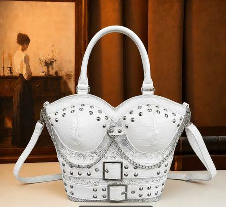 Handtasche weiss mit Nieten und Kette neuwertig