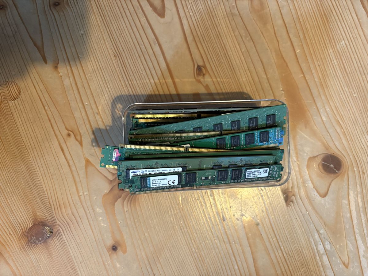 Componenti elettronici: RAM DDR lot – Usato da Les Bois venduto da StockSecure 1