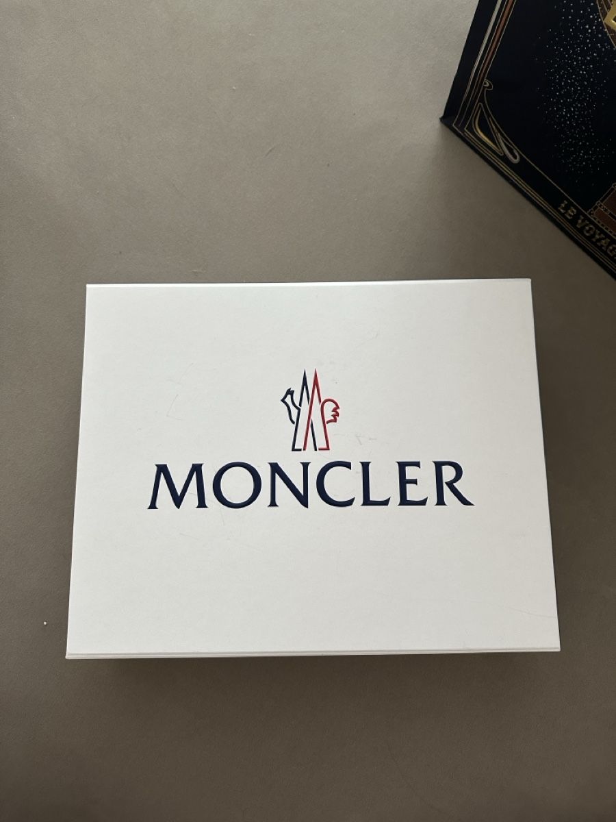 Moncler Altro in Decorazioni & Accessori: Moncler Box  – Nuovo (secondo la descrizione) da Zürich venduto da Coco.swiss