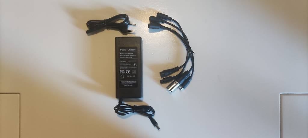 Kickboard: E Scooter Ladegerät 48V 2A mit 4 Adapter Neu! – Nuovo e nell'imballaggio originale da BASEL venduto da E-Bro.Electro