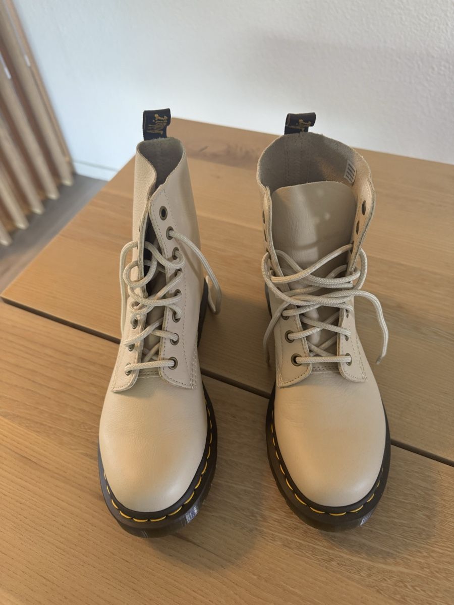 Dr. Martens Damenschuhe: Dr. Martens 1460 Pascal Stiefel Gr. 39 Beige NEU – Neu (gemäss Beschreibung) aus zürich von dalia06