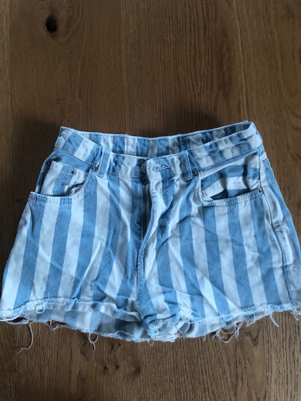 Jeans: JEANSSHORTS gestreift 34 – Usato da Wattwil venduto da jopara