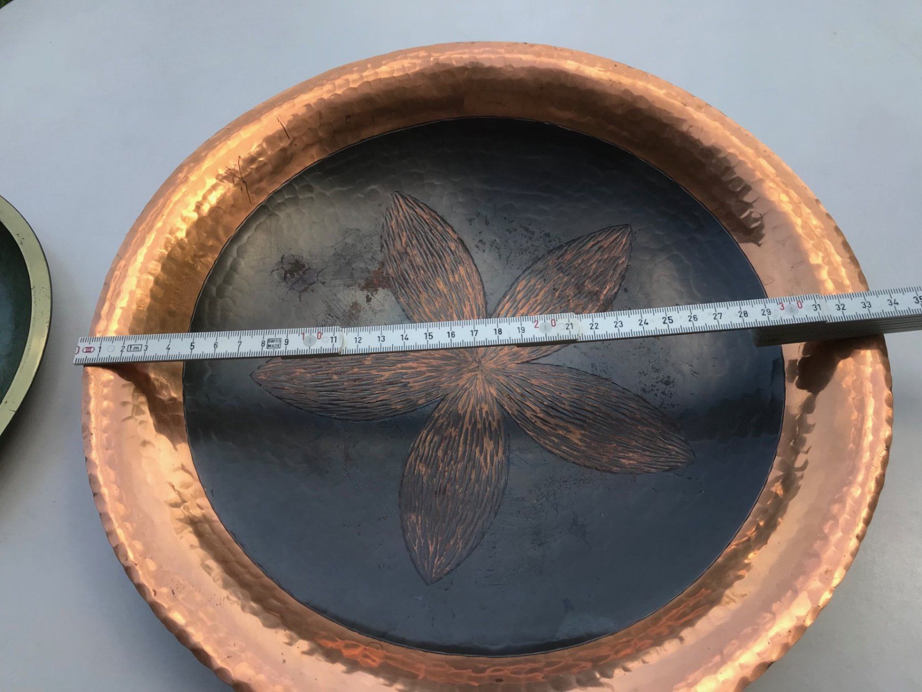 Teller: Assiette/ Plateau en Cuivre Décoré – Gebraucht aus Genève von Honeybird 3