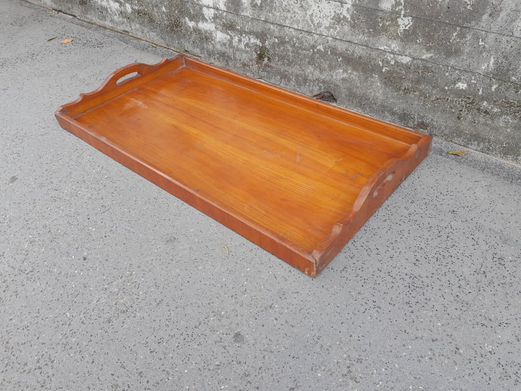 Servierplatten: Sehr grosses Vintage Serviertablet Holz – Gebraucht aus Männedorf von Bel-view 1