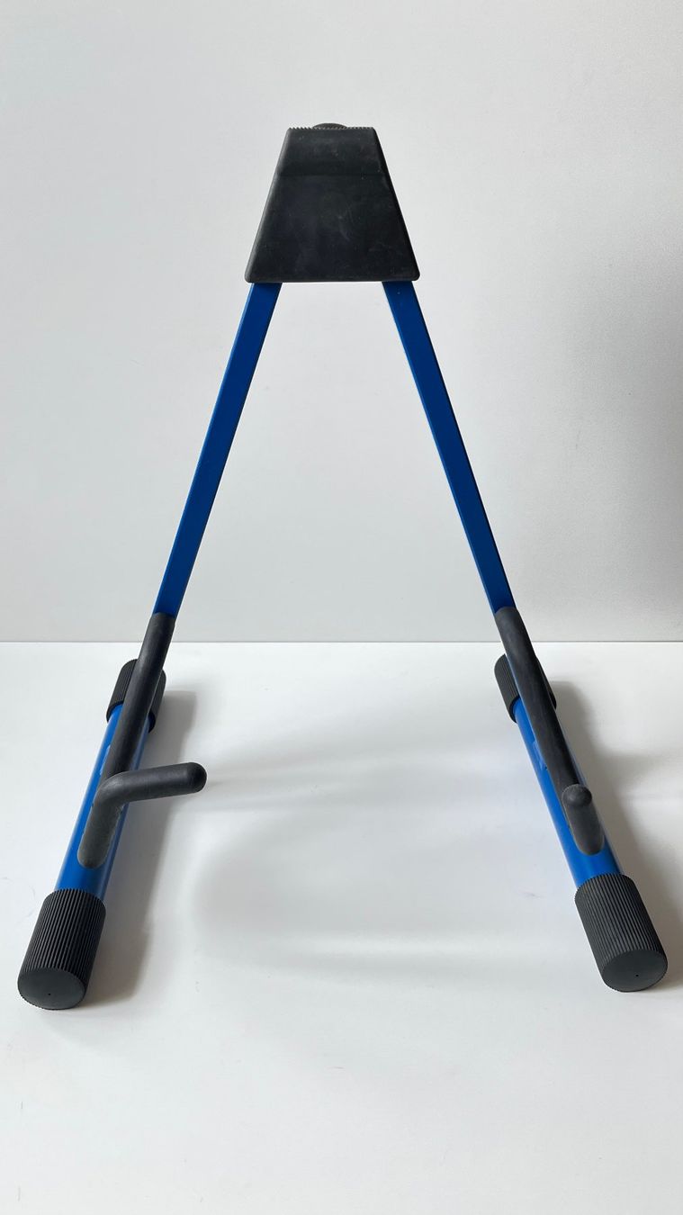 König & Meyer Supporti per strumenti musicali & leggii: K&M E-Gitarrenständer 17540 – Usato da Wauwil venduto da swissGadgets