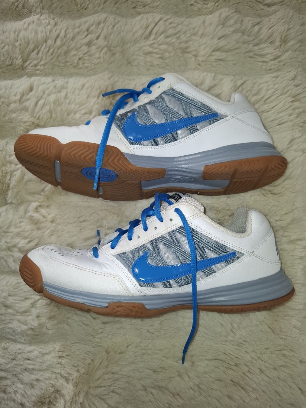 Nike Chaussures hommes: Nike chaussures indoor blanches/bleues T.42.5 – D'occasion à Le Locle par sAm_2112 1