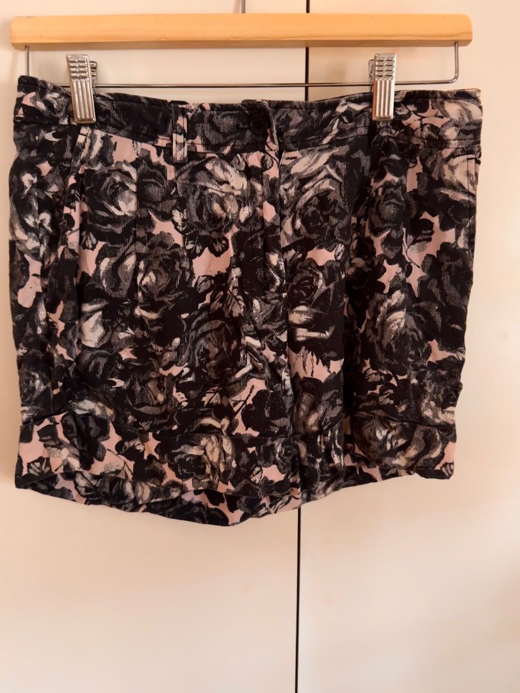 H&M Pantaloni: Kurze Blumen-Hose H&M 36 – Nuovo (secondo la descrizione) da Richterswil venduto da Manu55555