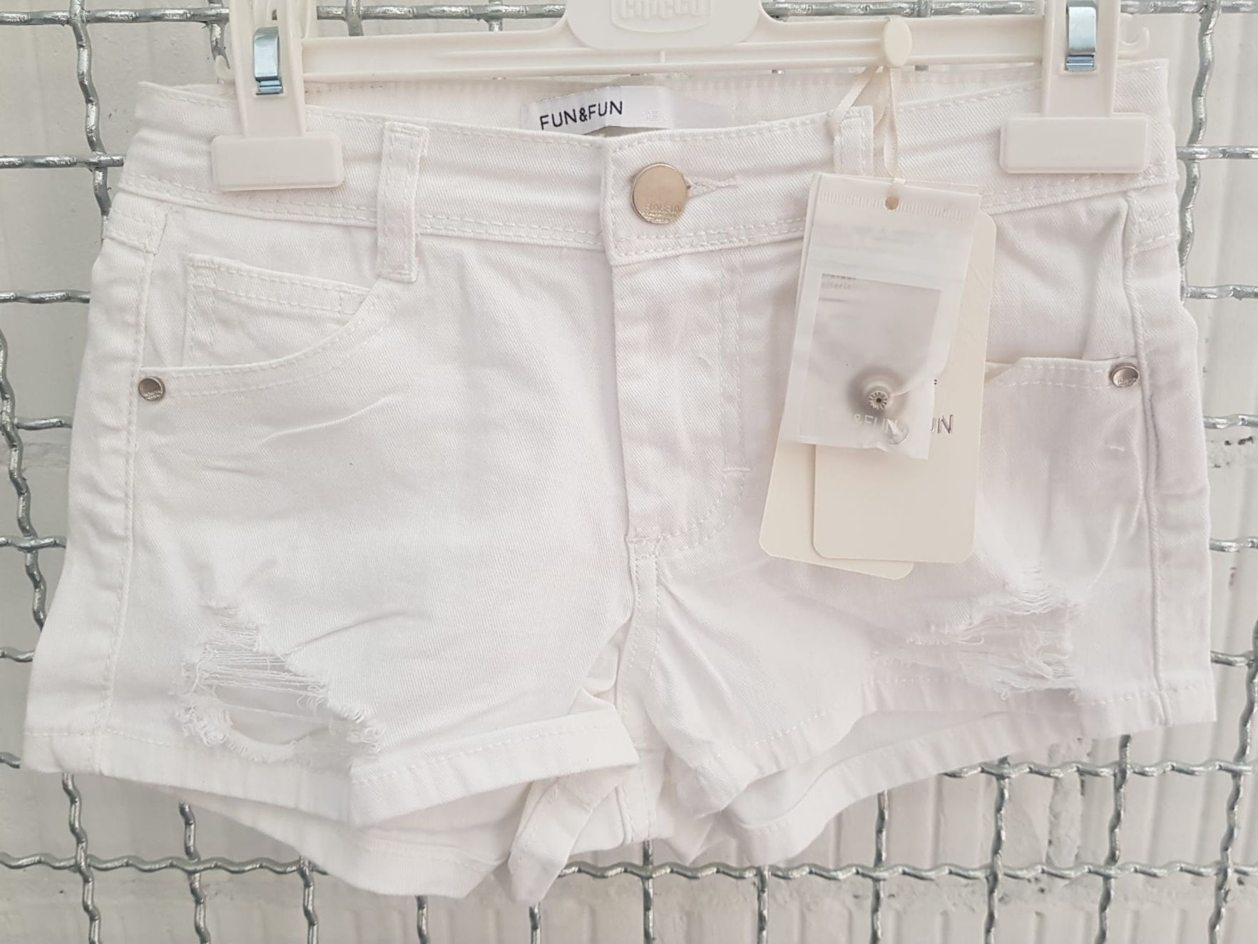 Pantaloni: Neue weisse Fun&Fun Designer Shorts, Gr. 38 / 152 – Nuovo e nell'imballaggio originale da Basel venduto da Sinibini86