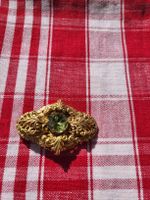 Brosche goldfarben mit grünem Schmuckstein neu