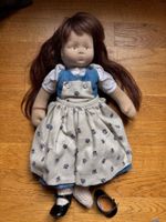 Süsse Stoffpuppe mit Kleid und Schuhen sucht neues Zuhause