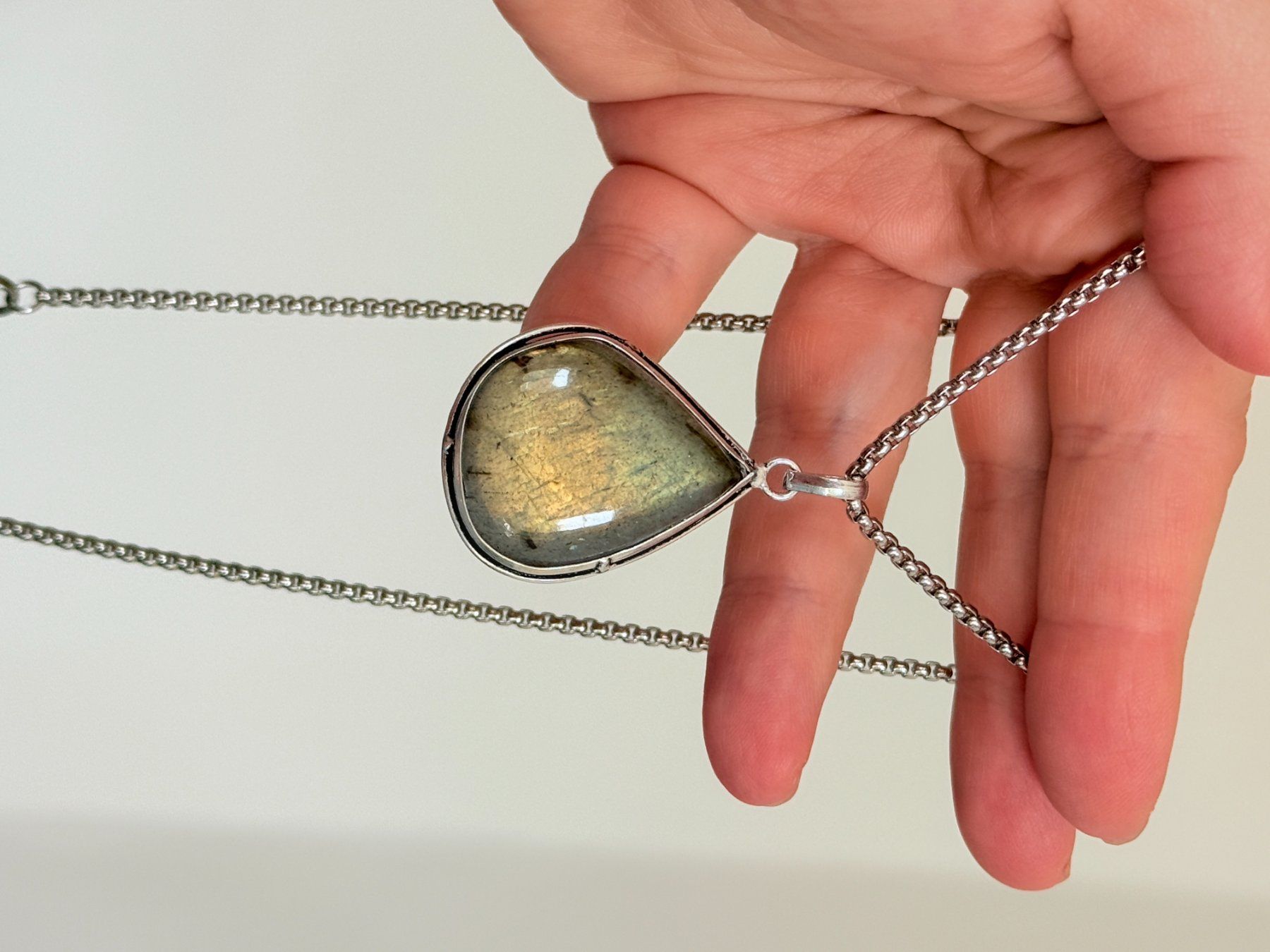 Catenine: Collier avec pendentif labradorite forme goutte argent – Nuovo e nell'imballaggio originale da Genève venduto da AGBERG 8
