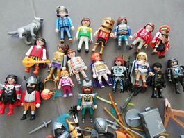 verschiedene Playmobilefiguren und Zubehör